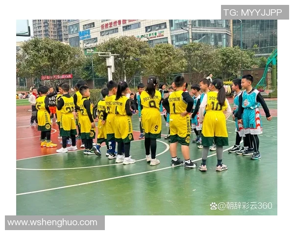 小学生女生篮球比赛展现青春活力与团队精神的精彩瞬间